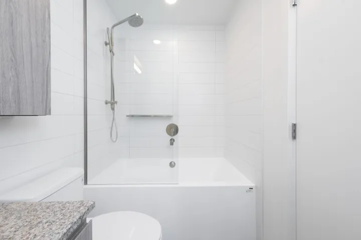 Bathroom with washtub / shower combination and vanity