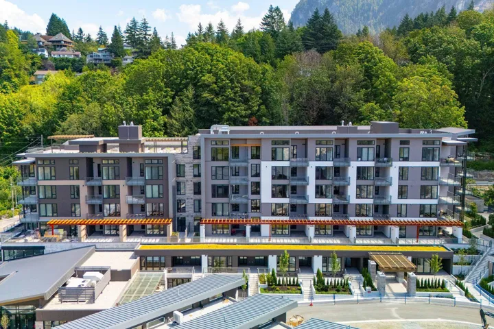 View of apartment building / complex
