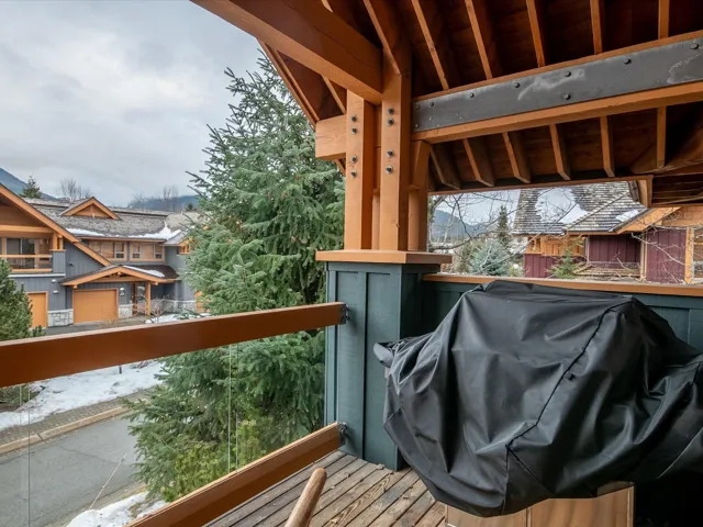 Balcony featuring outdoor dining space