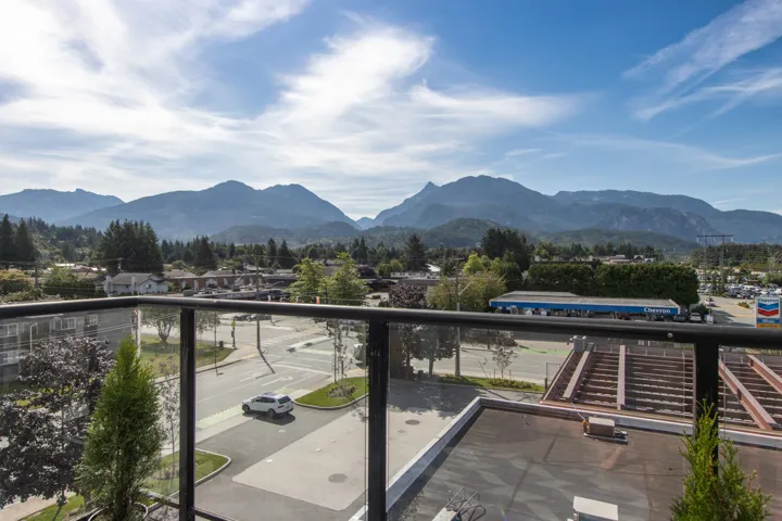 Balcony featuring a mountain view