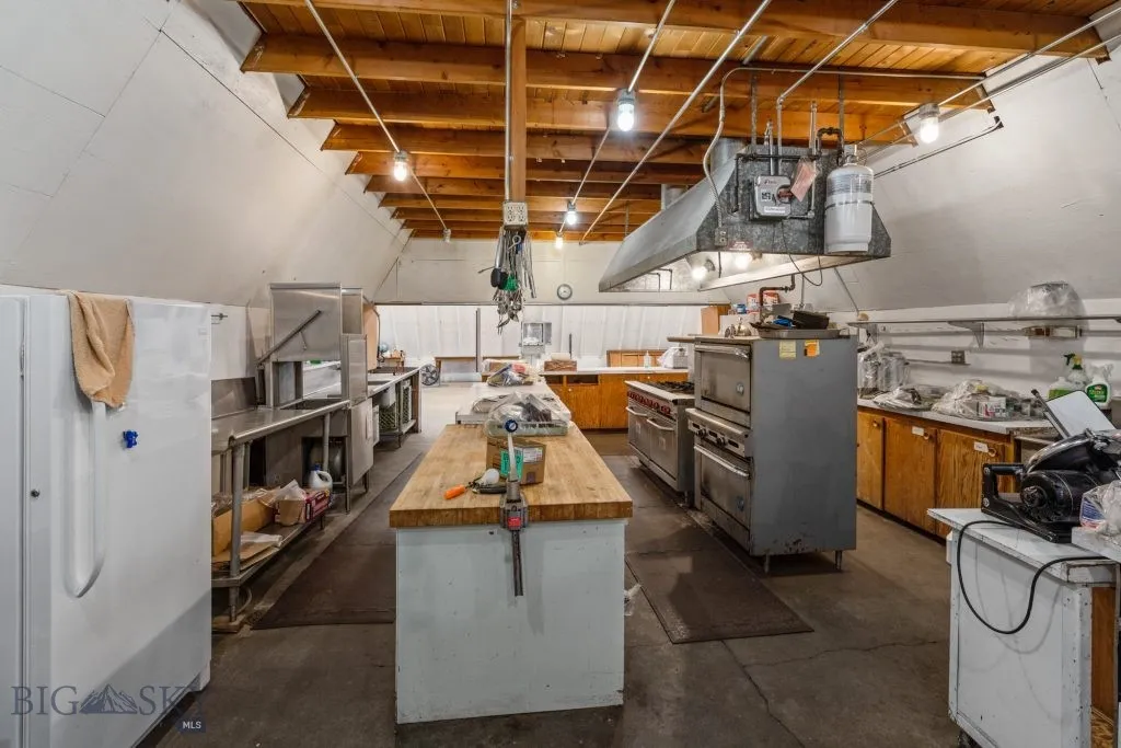 Full kitchen