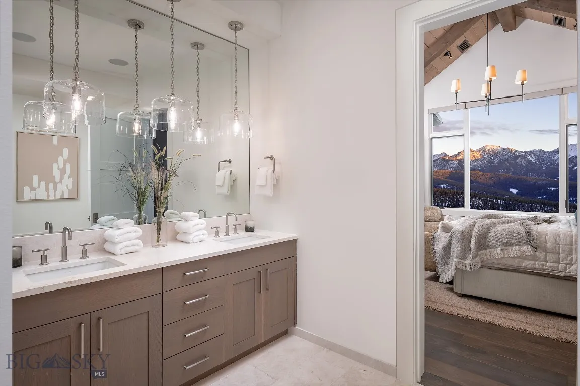 En-suite primary bathroom