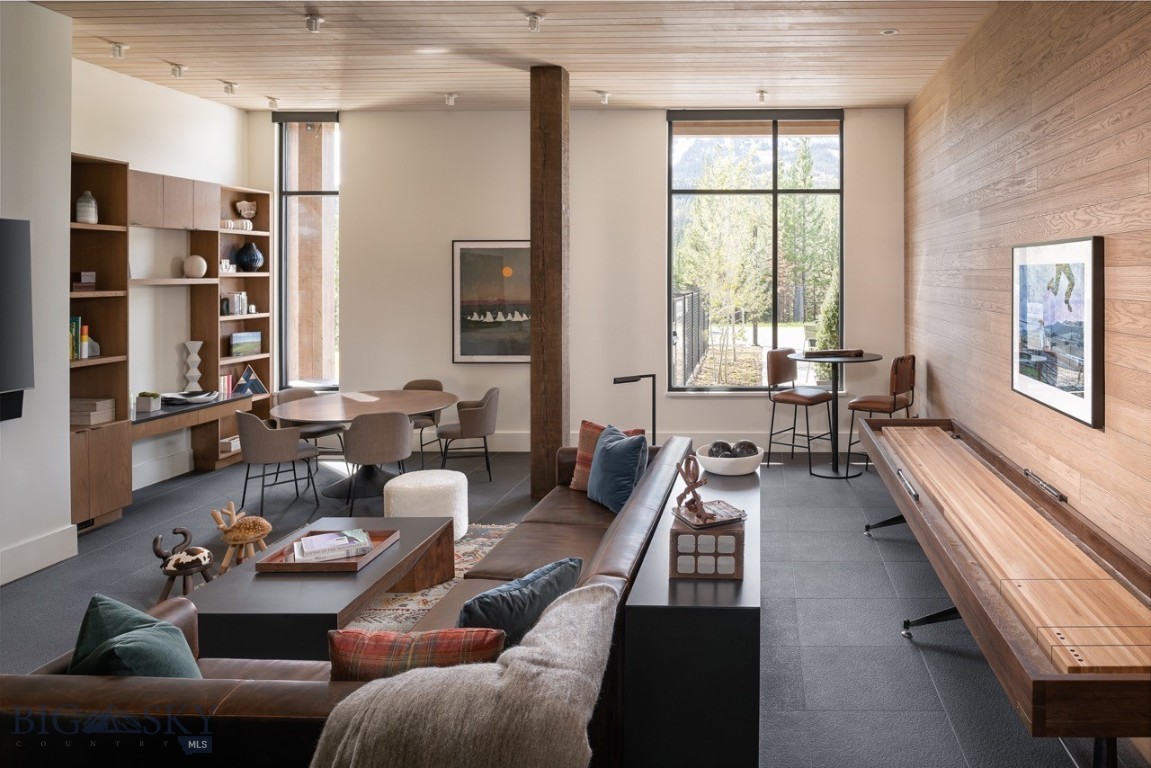LakeLodge Den