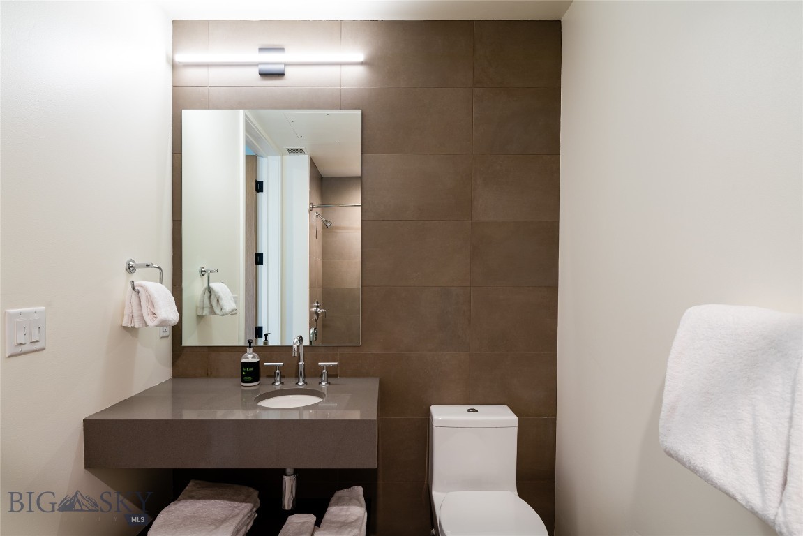 Shared Guest Bathroom