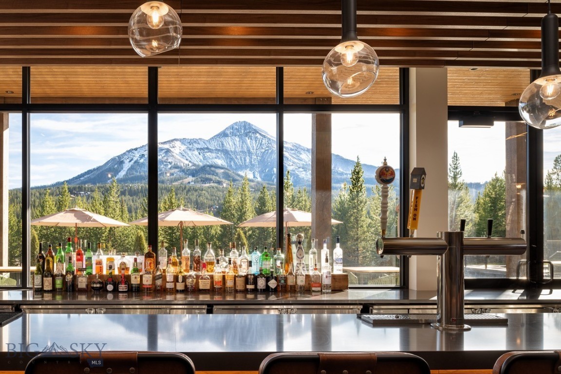 LakeLodge ThreeForks Bar