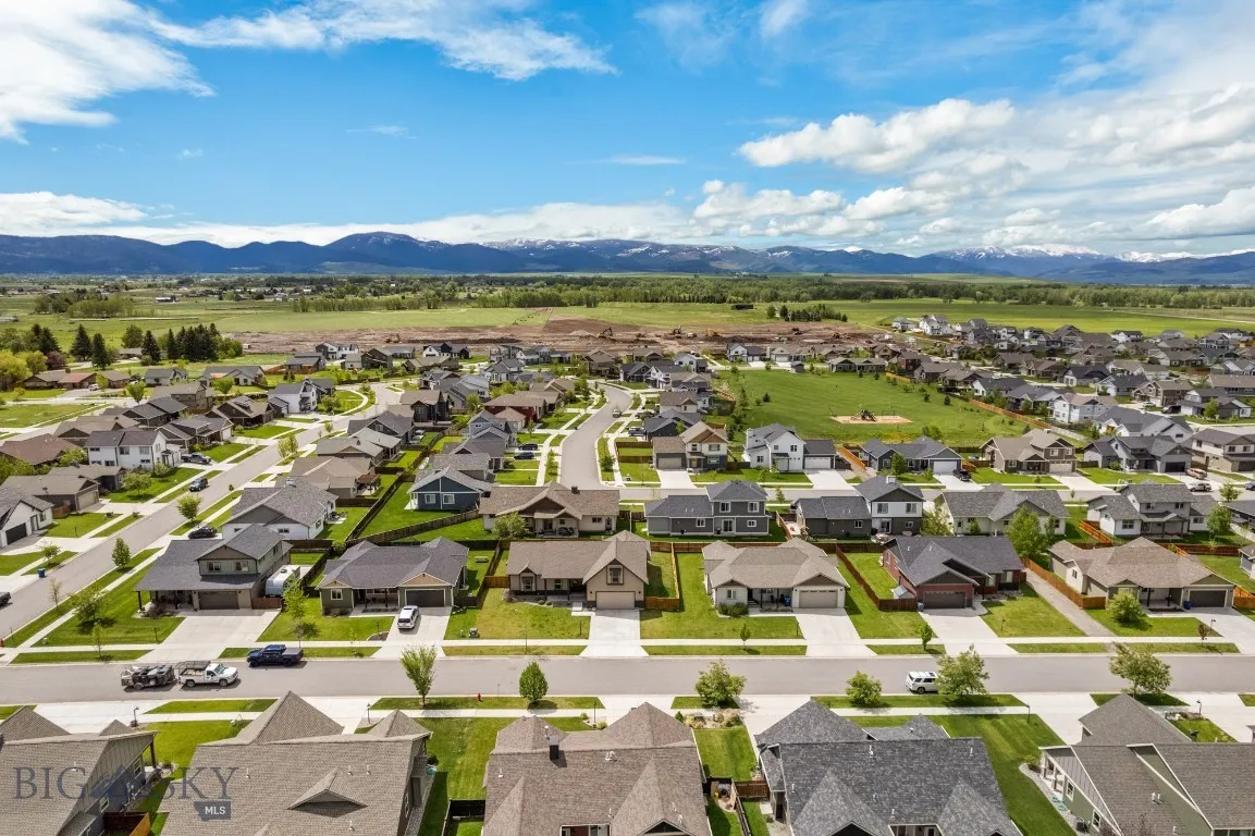 207 Falconers Way, Bozeman, Montana 59718, Bozeman, Montana 59718, 3 Bedrooms Bedrooms, ,2 BathroomsBathrooms,Residential,For Sale,207 Falconers Way, Bozeman, Montana 59718,0,392599