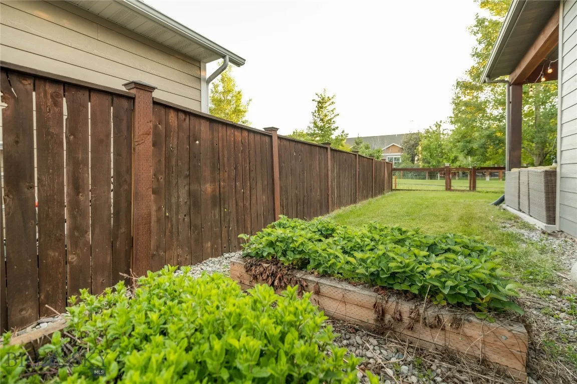 Raised bed garden boxes