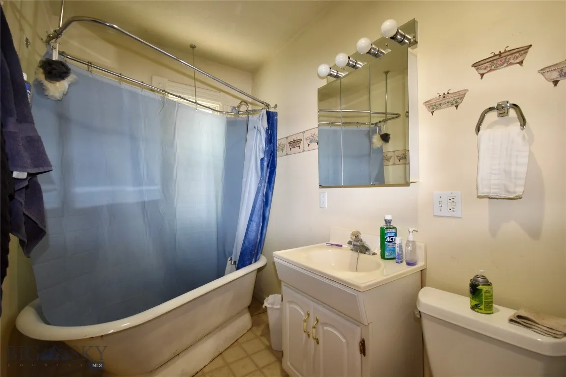 upstairs full bath with washer/dryer stack/