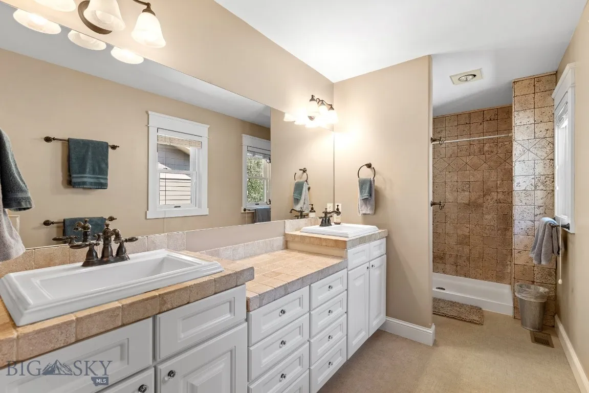 Primary bath with dual sinks