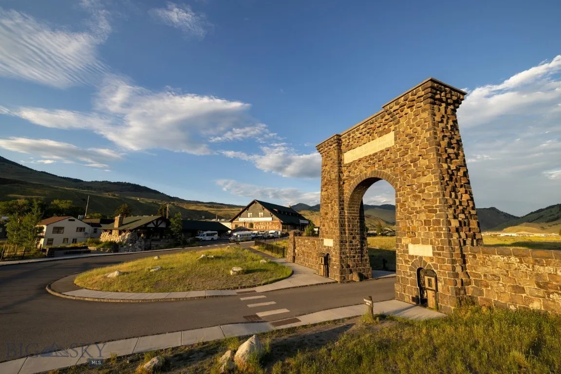Roosevelt Arch and town of Gardiner.