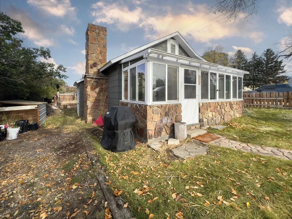 210 W Hamilton, Sheridan, Montana 59749, Sheridan, Montana 59749, 2 Bedrooms Bedrooms, ,1 BathroomBathrooms,Residential,For Sale,210 W Hamilton, Sheridan, Montana 59749,0,397321