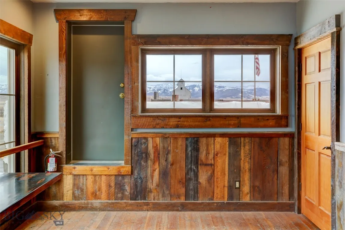 Interior details featuring a mountain view