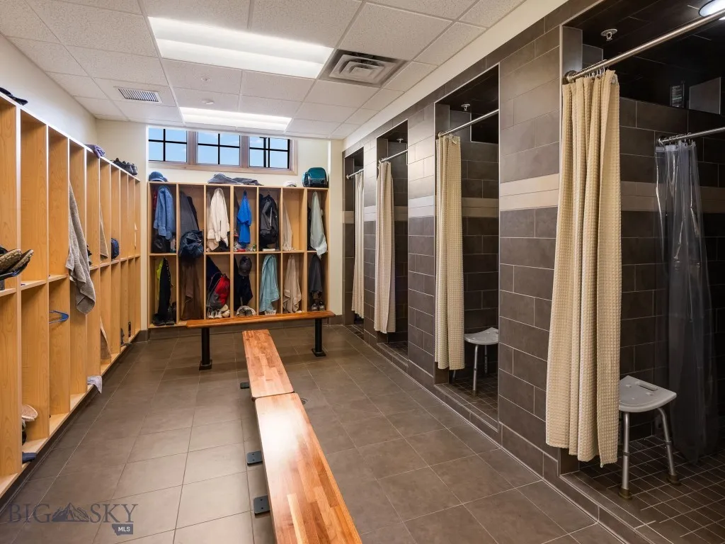 Locker room/showers