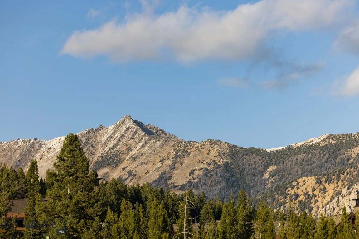 View of mountain feature