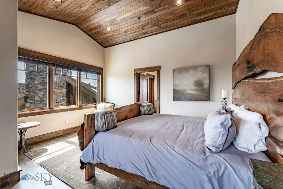 Second bedroom suite