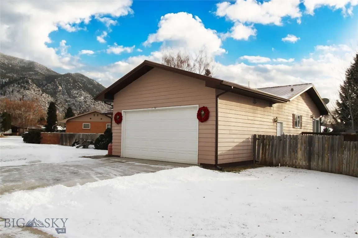 114 Rocky Mountain, Butte, Montana 59701, Butte, Montana 59701, 4 Bedrooms Bedrooms, ,3 BathroomsBathrooms,Residential,For Sale,114 Rocky Mountain, Butte, Montana 59701,0,398712