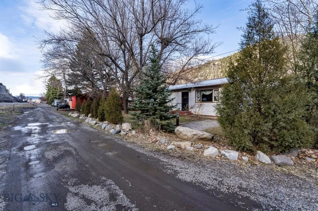 5042 Us Highway 89 S, Livingston, Montana 59047, Livingston, Montana 59047, 2 Bedrooms Bedrooms, ,1 BathroomBathrooms,Residential,For Sale,5042 Us Highway 89 S, Livingston, Montana 59047,0,399508