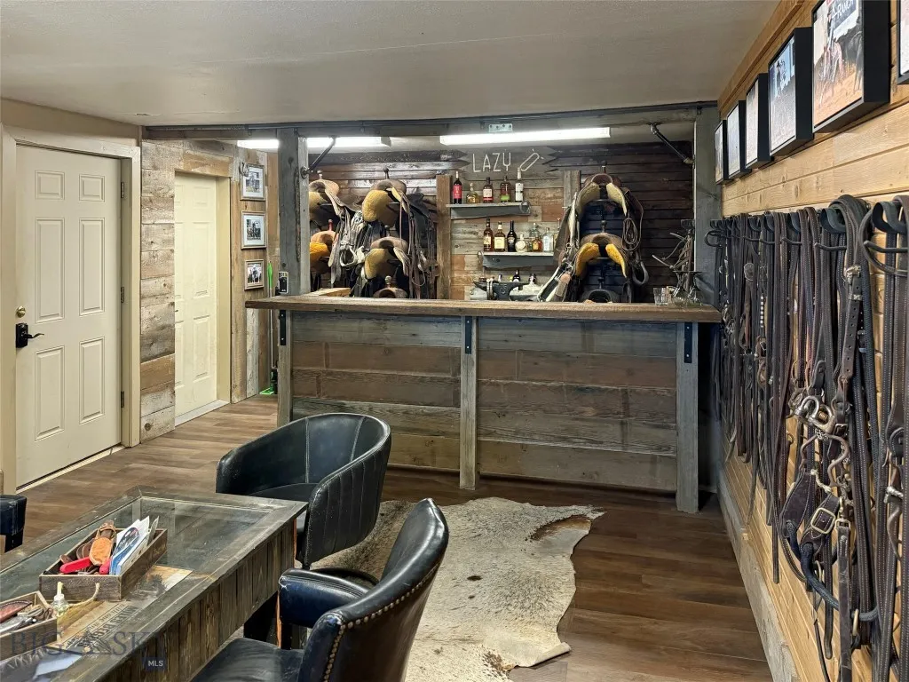 Tackroom/Office/Bar