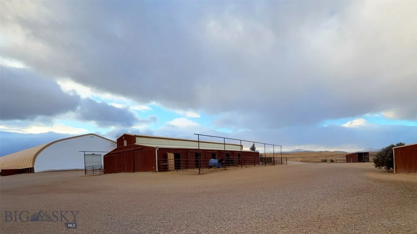 Horse Barn & Indoor Arena