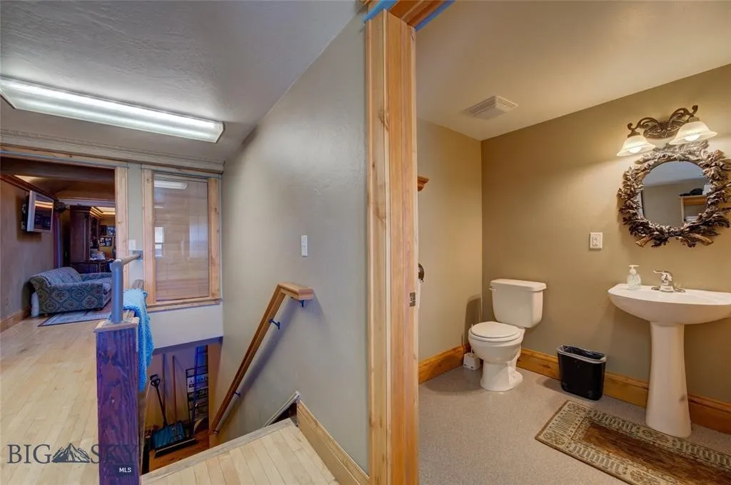 Suite A - Upstairs Bathroom