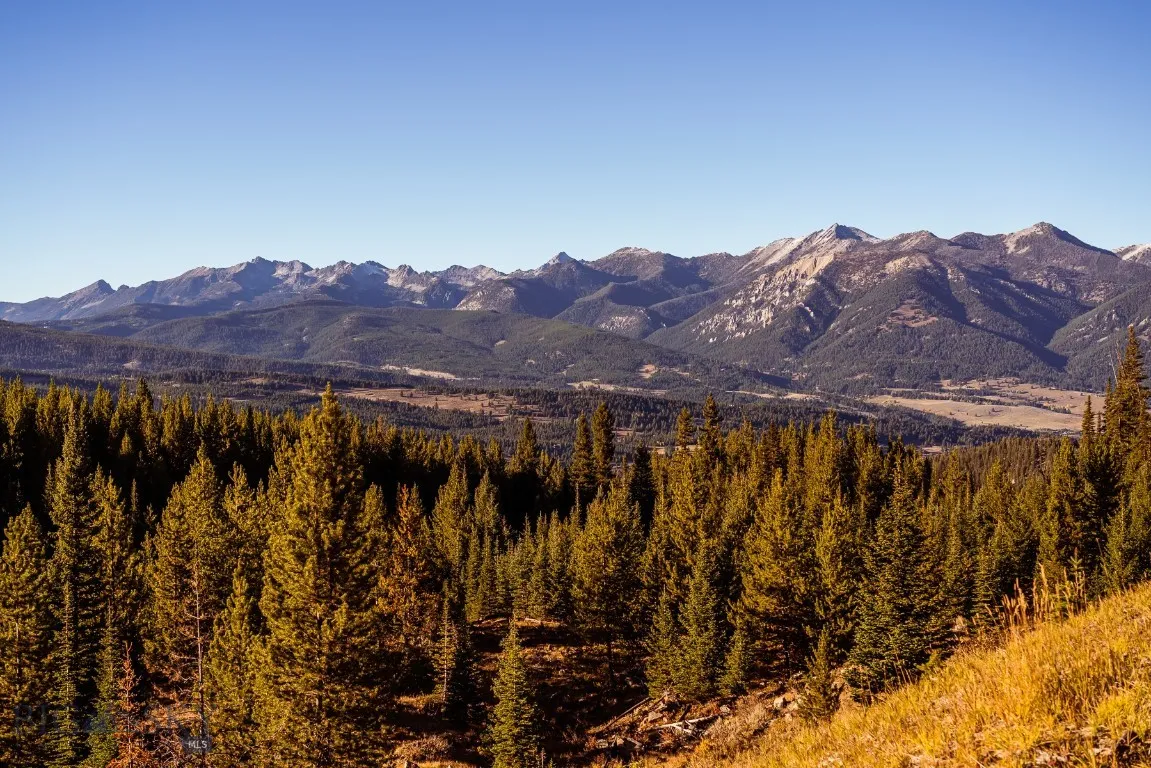 Spectacular panoramic Spanish Peaks