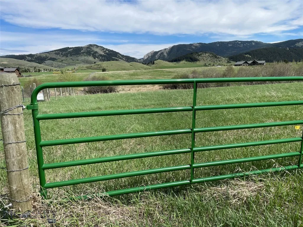 Walk in only please. Appointment needed. Showings must be accompanied by a Realtor.