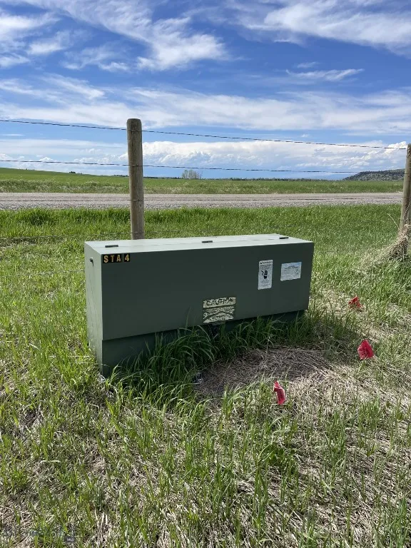 Electricity and natural gas lines along Mt Ellis Lane