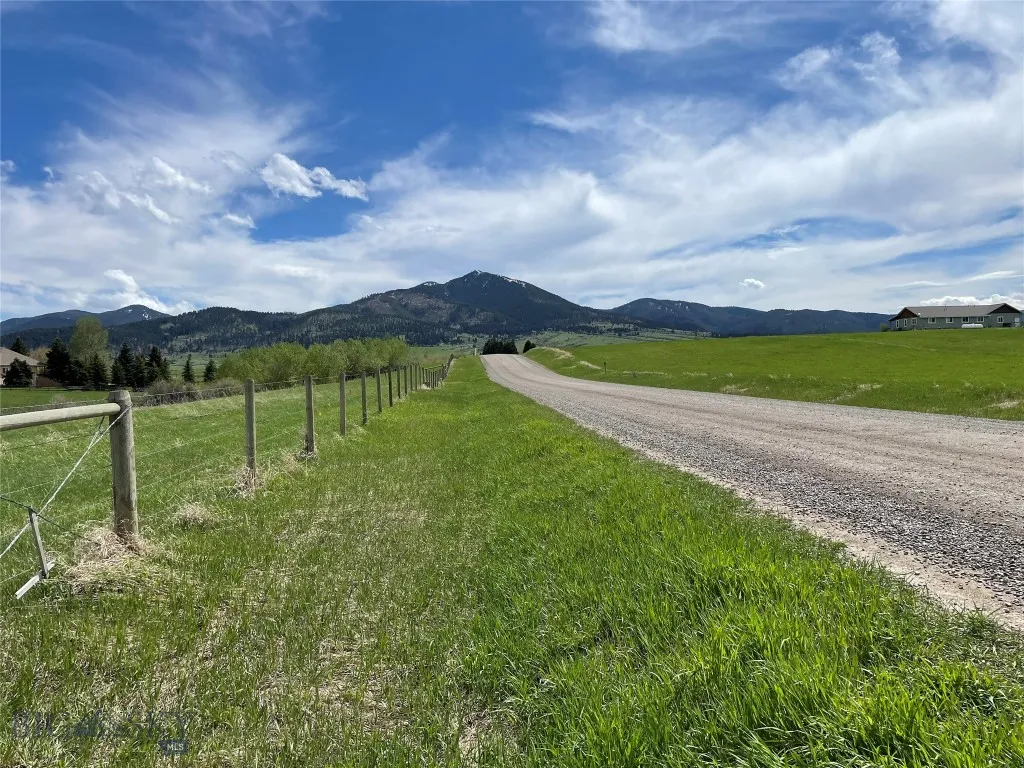 Smooth wire fencing along Mt Ellis Lane