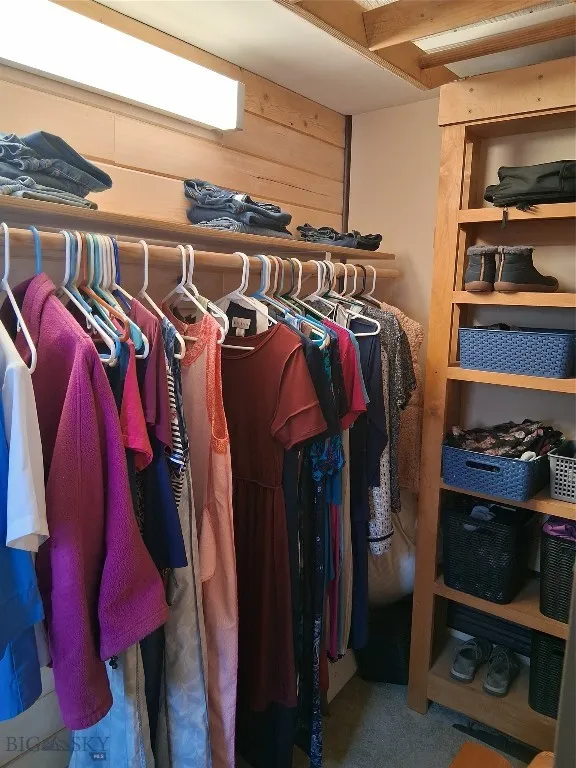 WALK IN CLOSET