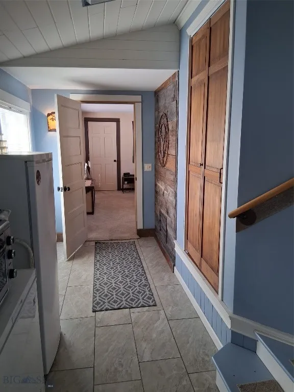 HALLWAY TO PRIMARY SUITE