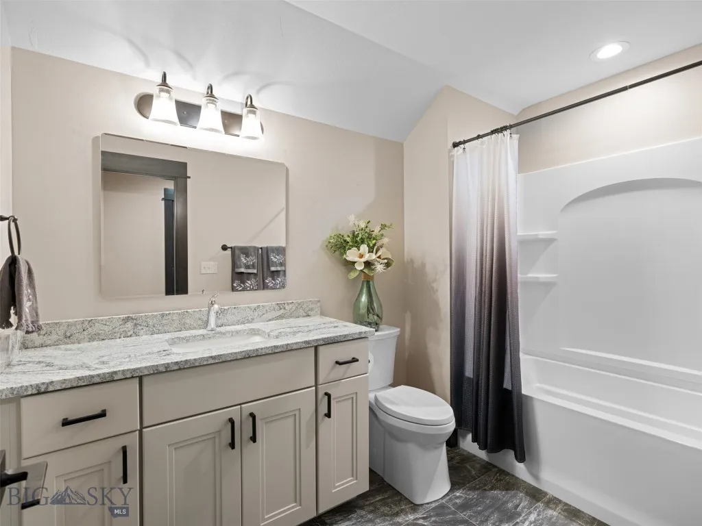 Upper level full bath