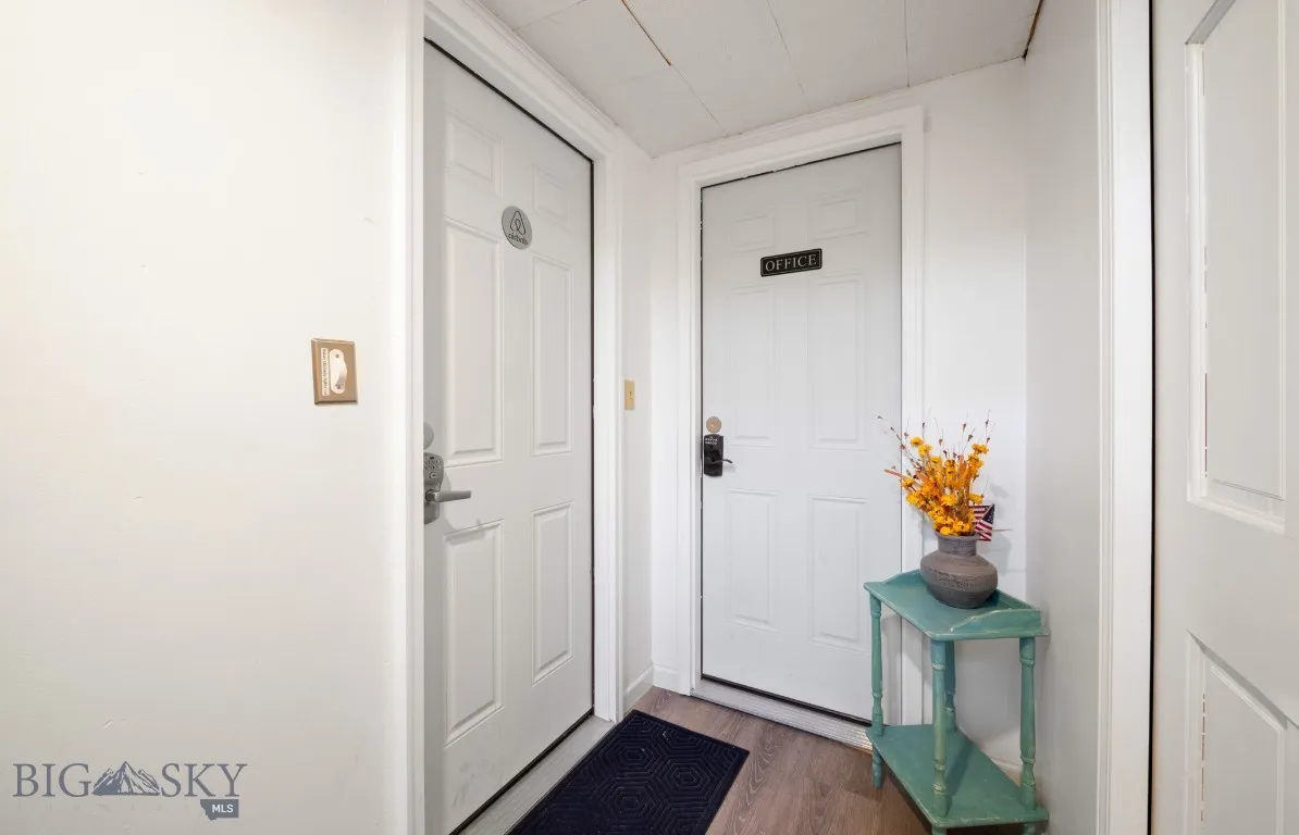 Basement apt / basement office entrances