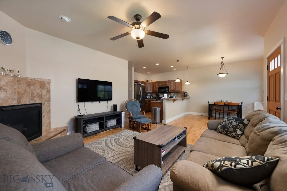 996 Saxon Way B, Bozeman, Montana 59718, Bozeman, Montana 59718, 3 Bedrooms Bedrooms, ,2 BathroomsBathrooms,Residential,For Sale,996 Saxon Way B, Bozeman, Montana 59718,402735