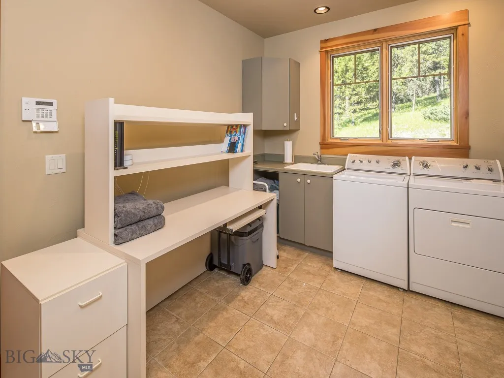 Spacious main level mud room/laundry