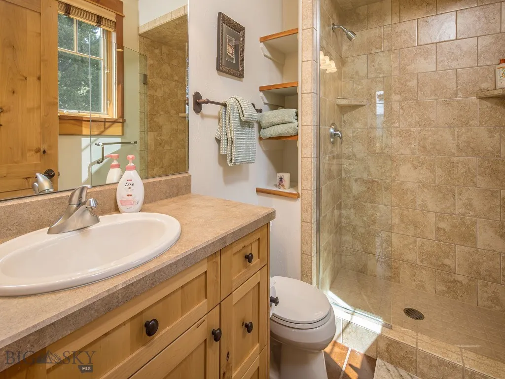 Ensuite bath for bedroom #1 with tiled shower