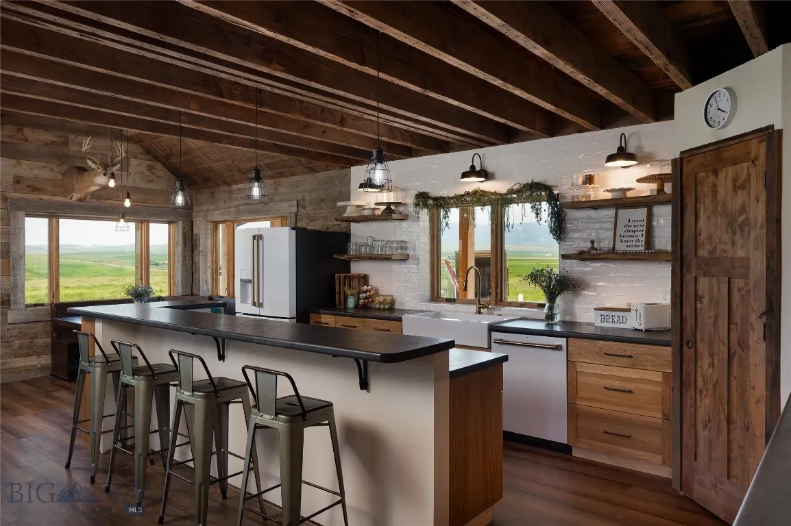 Beautiful and functional kitchen with great views, pantry, high-end, 