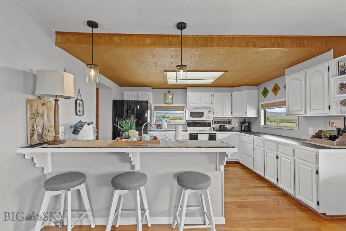 Counter/Bar between kitchen and dining area