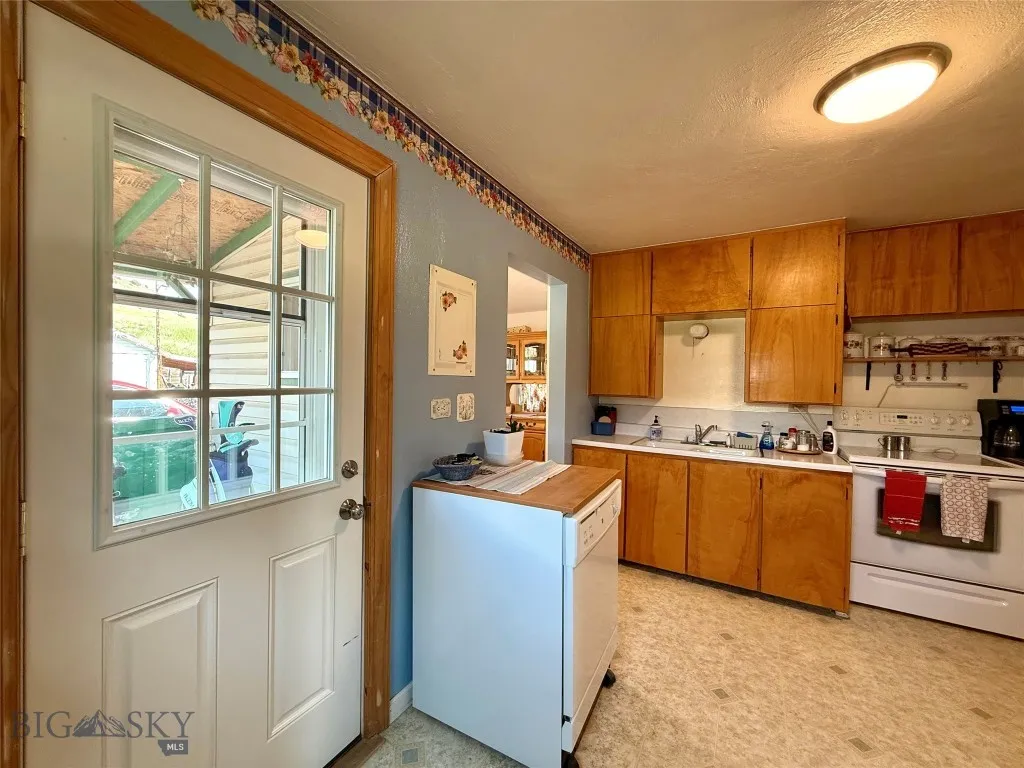 Entry Way Into Kitchen