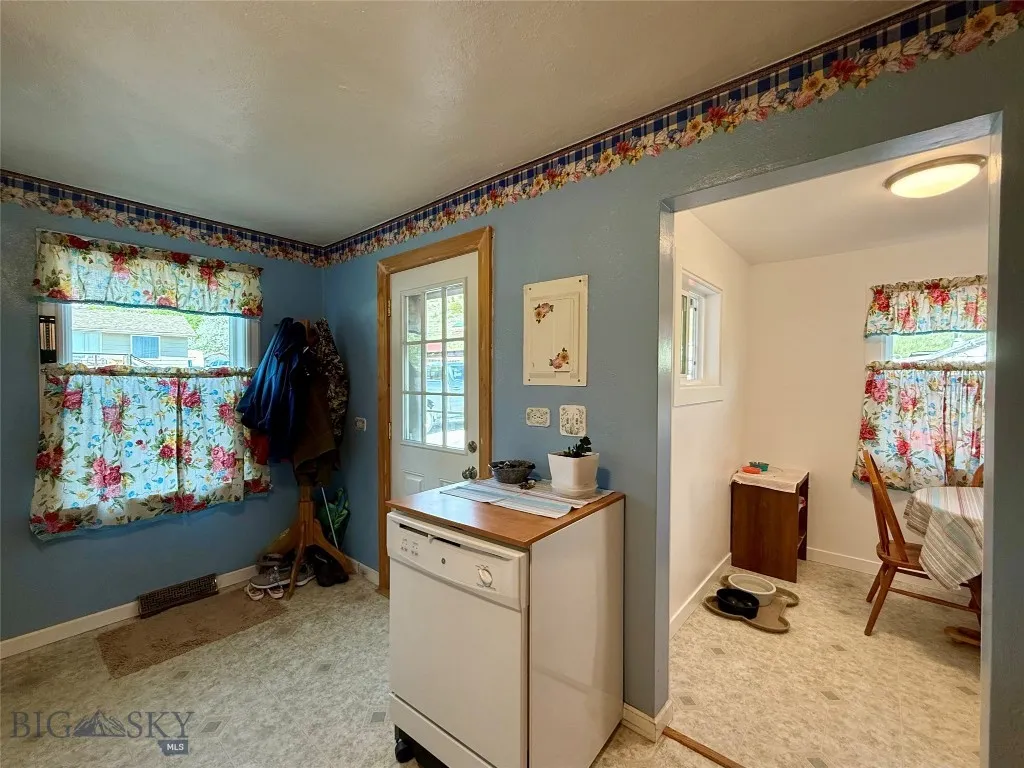 Entry, Kitchen & Dining Room