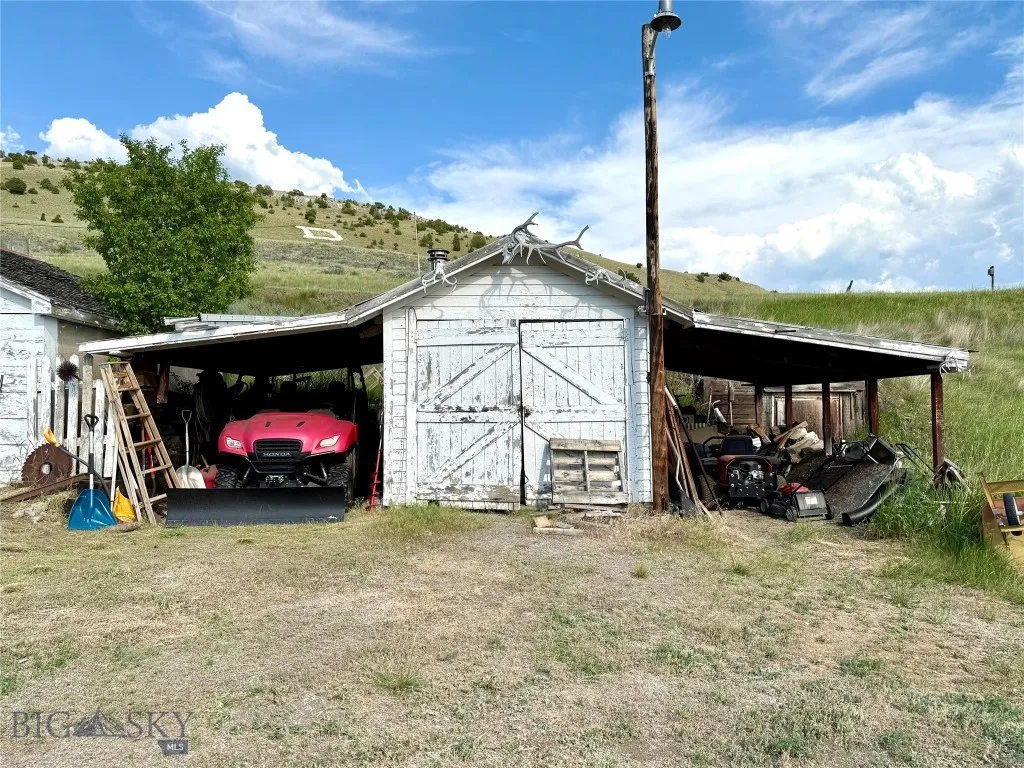 Workshop & 2 Carports