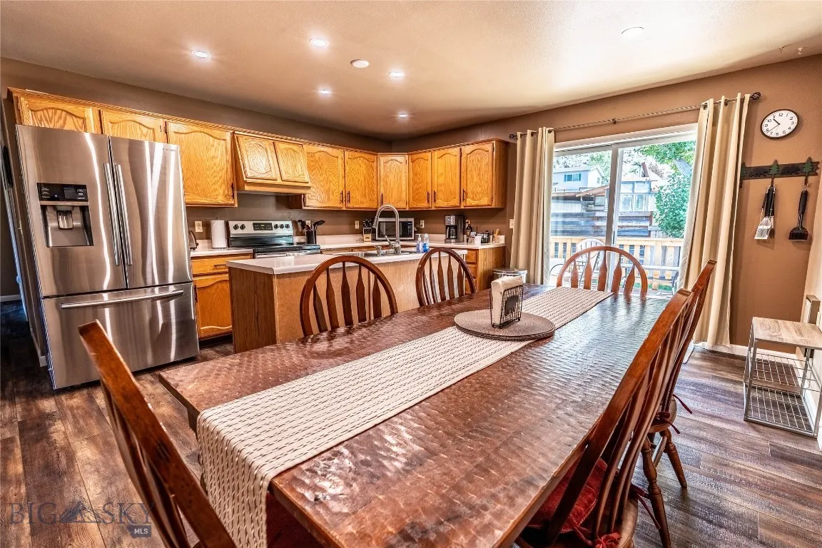 Spacious Eat In Kitchen