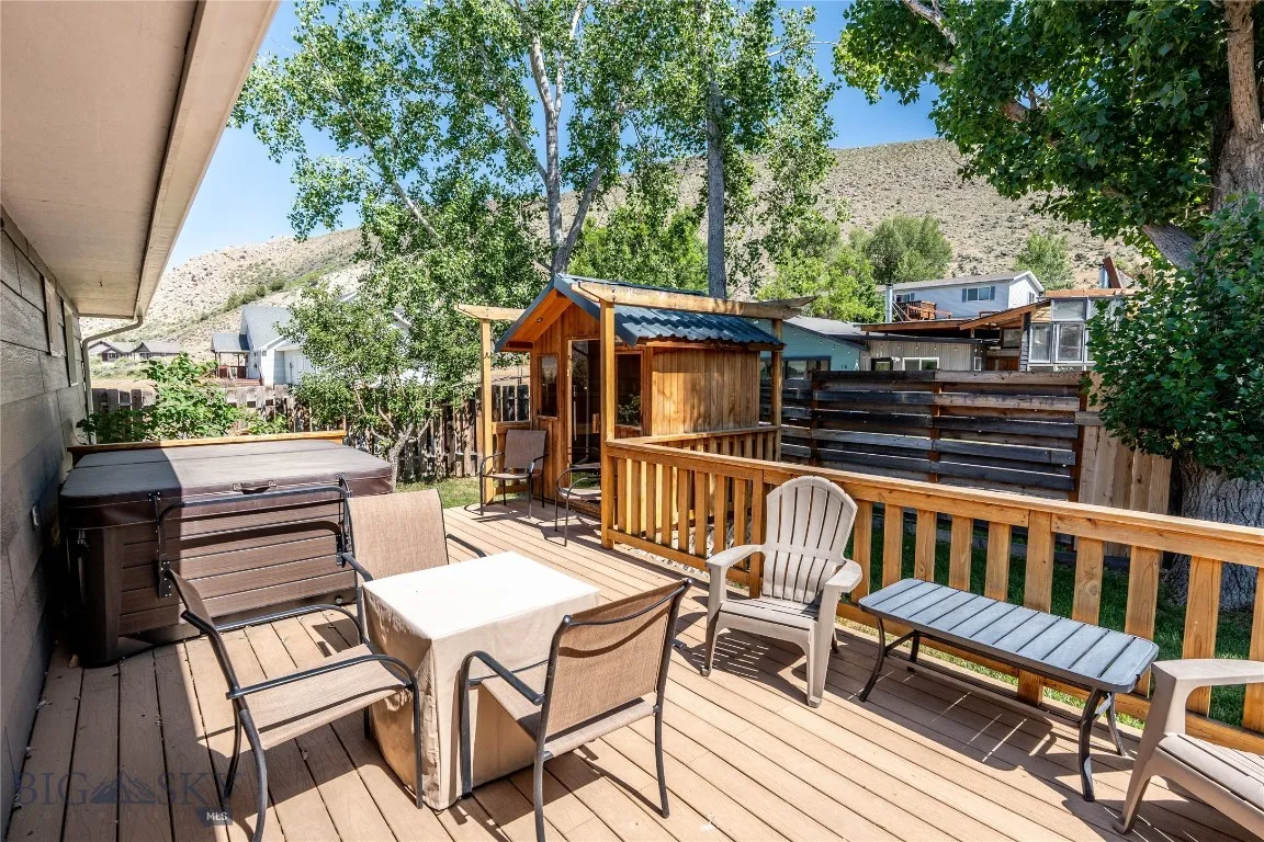 Large Deck for Entertaining