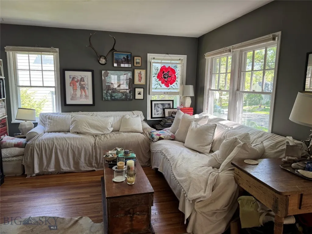 upstairs living area, lots of natural light