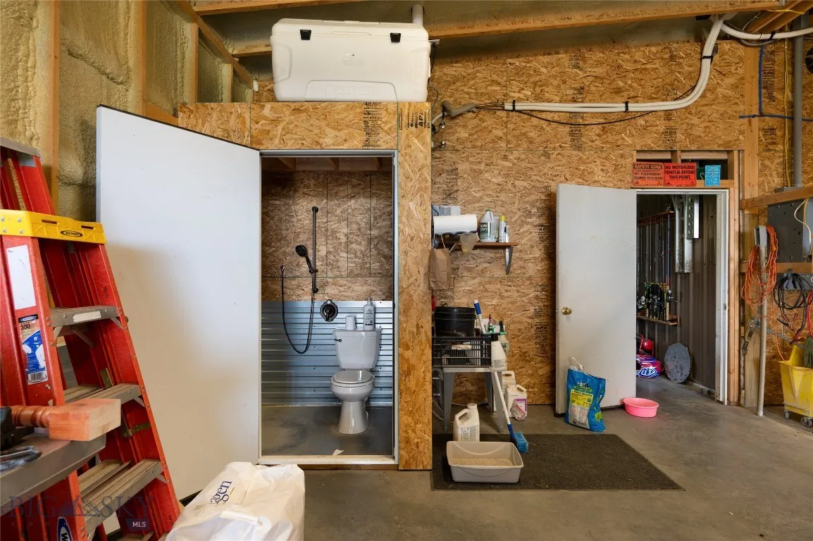 Bathroom and shower in shop