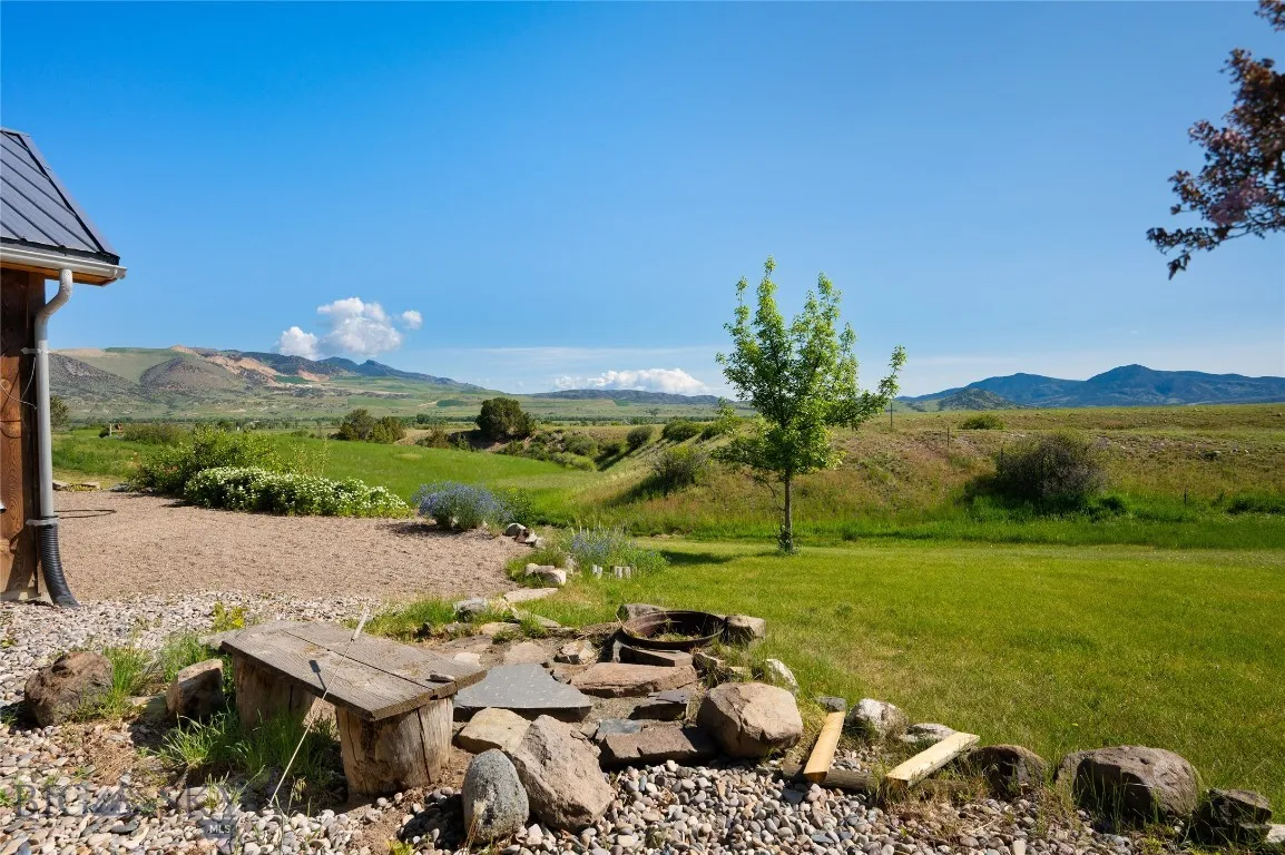 Nice firepit area overlooking the river and canyon