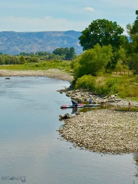 Great spot to get on the ole paddle boards to float and paddle to hearts content!