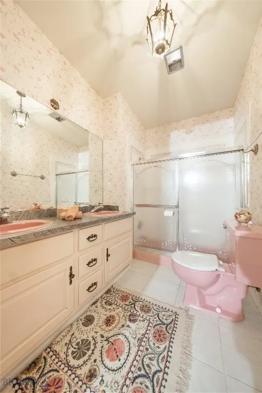 Guest bathroom. Absolutely adore the vintage look!
