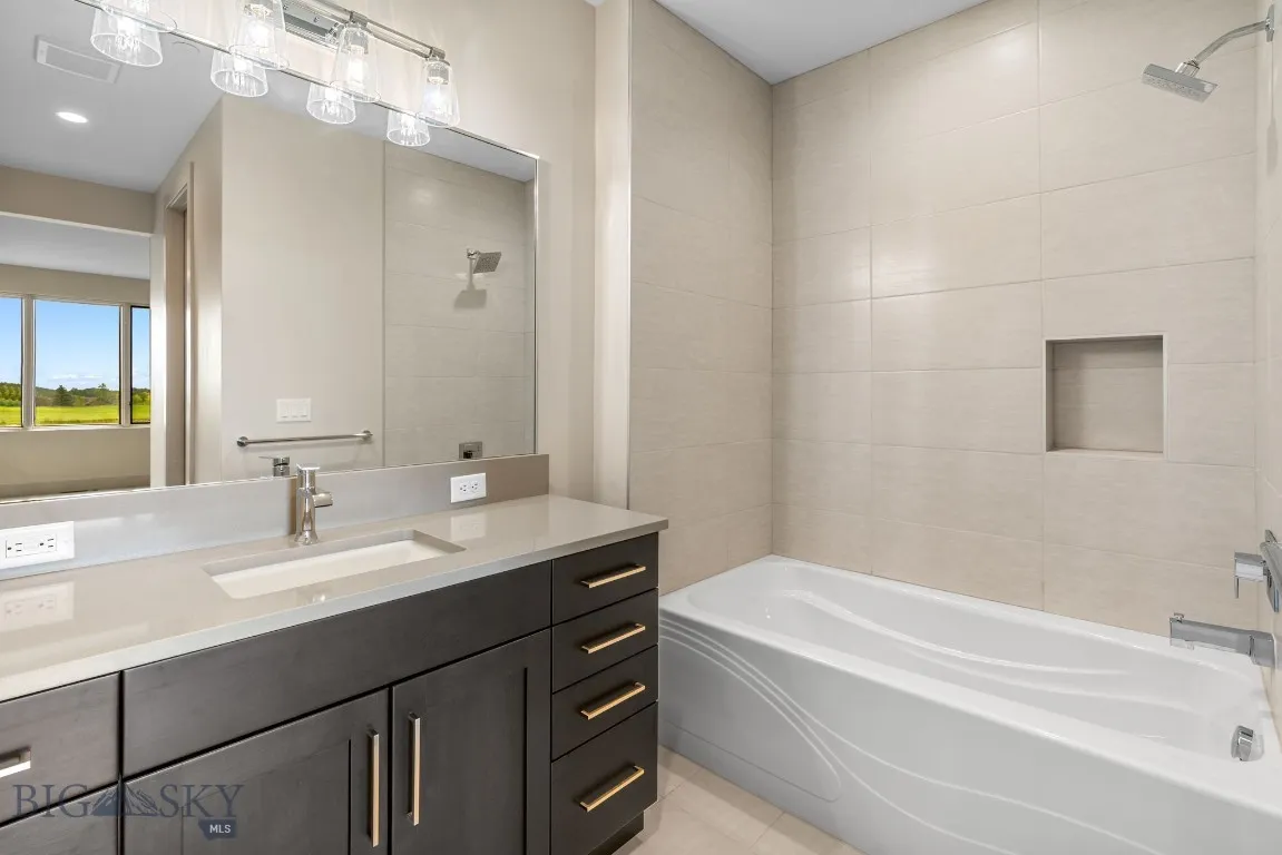 Guest bath with tub.