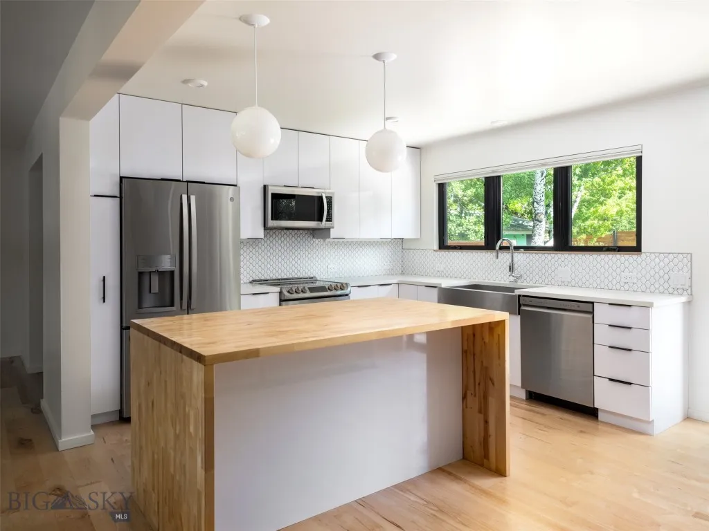 Laminate cabinets, stainless appliances