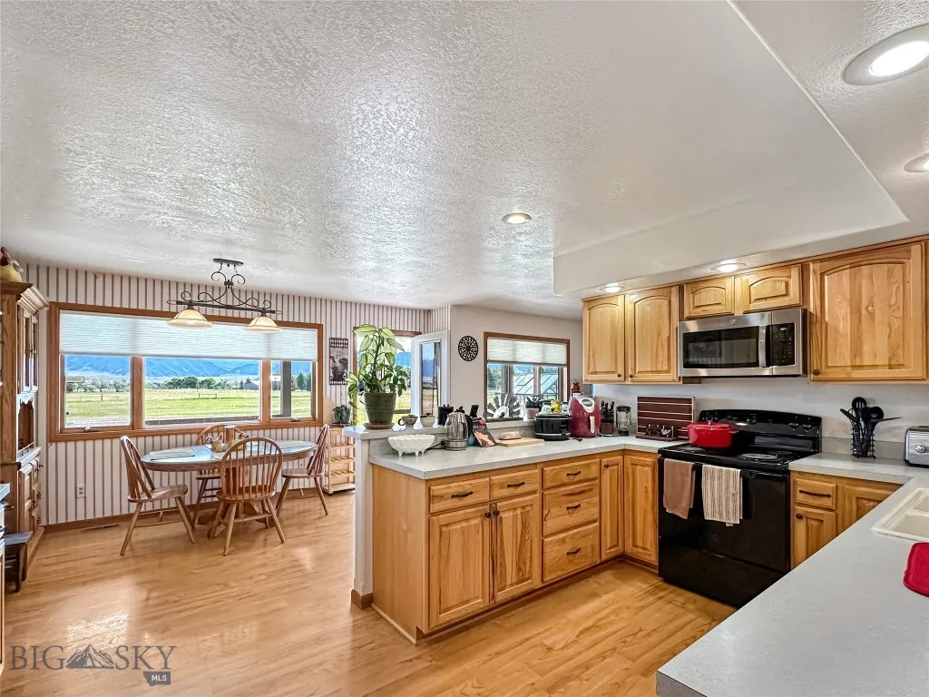 Kitchen & dining area